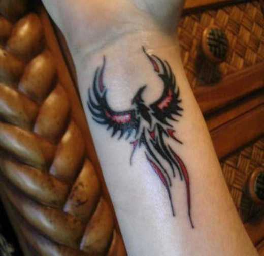 Tatuagem no pulso da menina - dragão