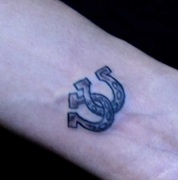 Tatuagem no pulso da menina - duas ferraduras