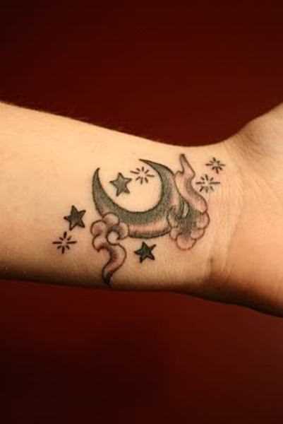 Tatuagem no pulso da menina - lua e estrelas