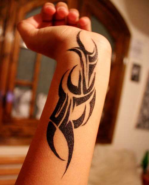 Tatuagem no pulso da menina no estilo tribal