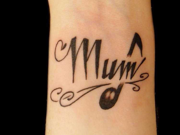 Tatuagem no pulso da menina - nota e inscrição