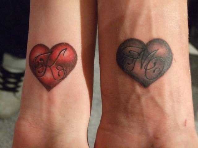 Tatuagem no pulso da menina - o coração com a letra