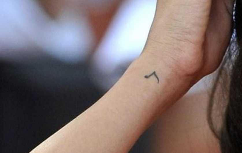 Tatuagem no pulso da menina - pequena nota