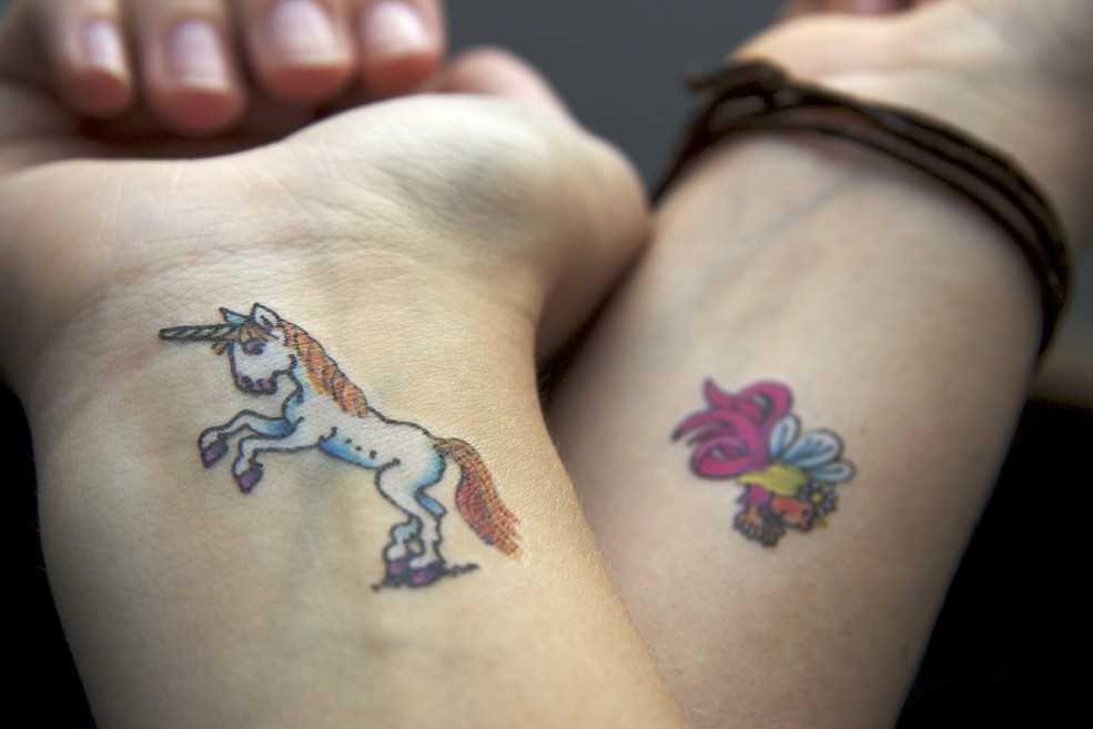 Tatuagem no pulso da menina - pequena unicórnio