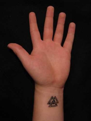Tatuagem no pulso da menina - triângulos
