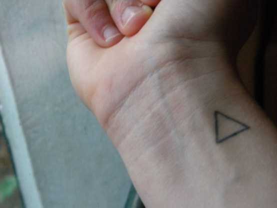 Tatuagem no pulso da menina - um simples triângulo