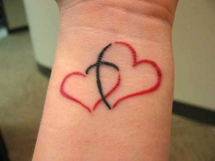 Tatuagem no pulso de uma menina de coração