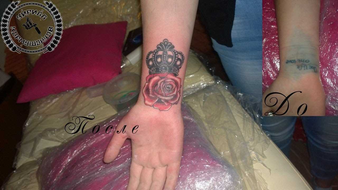 Tatuagem no pulso do cara - coroa e rosa
