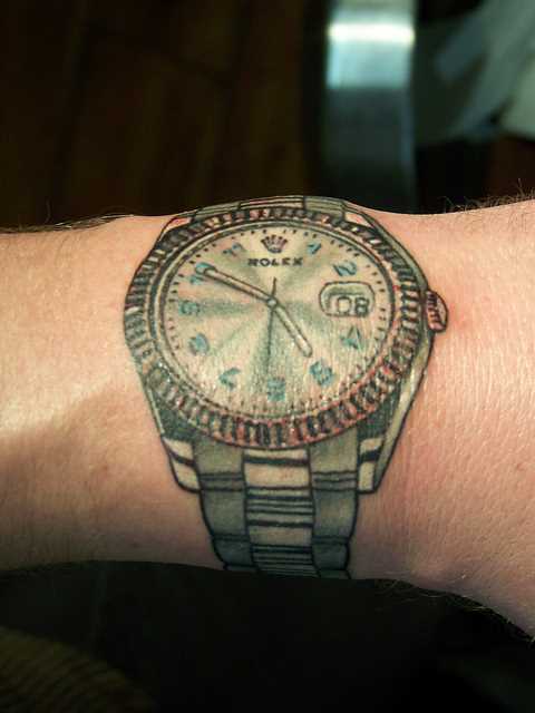 Tatuagem no pulso do cara - relógios
