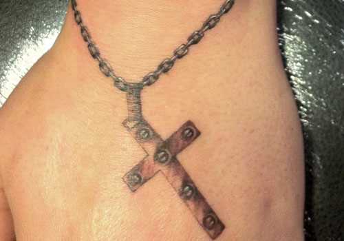 Tatuagem no pulso do cara - um colar com uma cruz