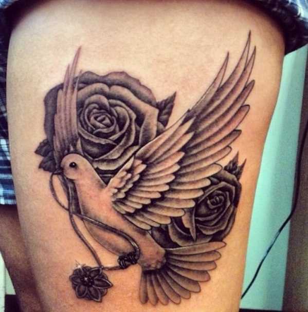 Tatuagem no quadril cara - a pomba e a rosa