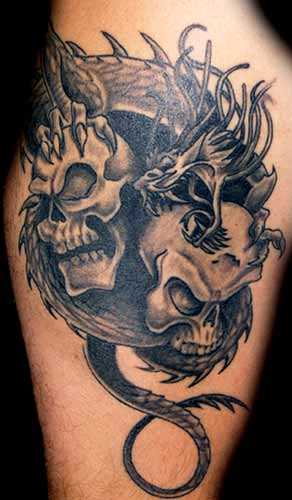 Tatuagem no quadril cara de dragão, e o crânio