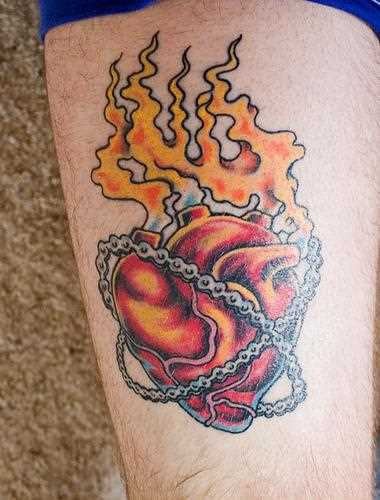 Tatuagem no quadril cara - de- fogo, e o coração de circuitos de