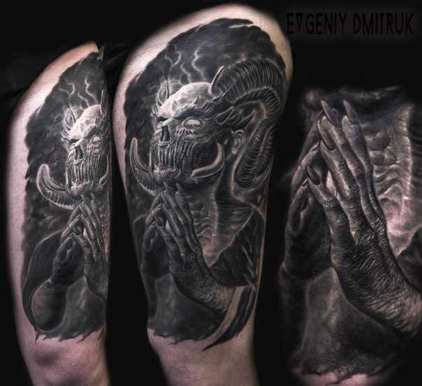 Tatuagem no quadril, o homem - diabo