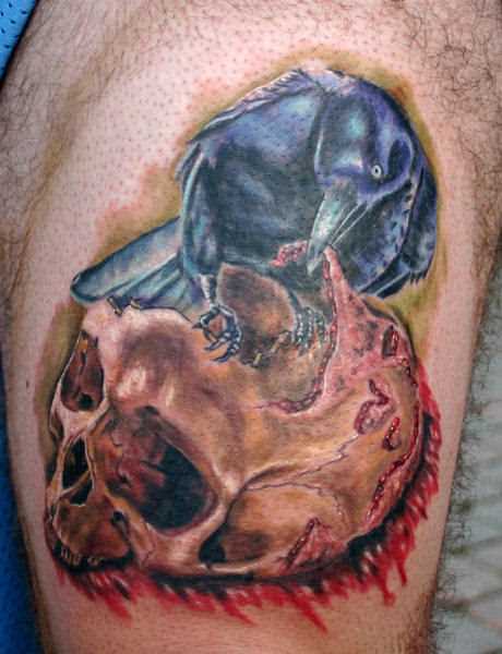 Tatuagem no quadril para o homem - corvo no crânio