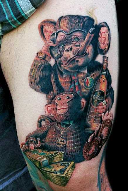 Tatuagem no quadril para o homem - macaco, com uma garrafa de