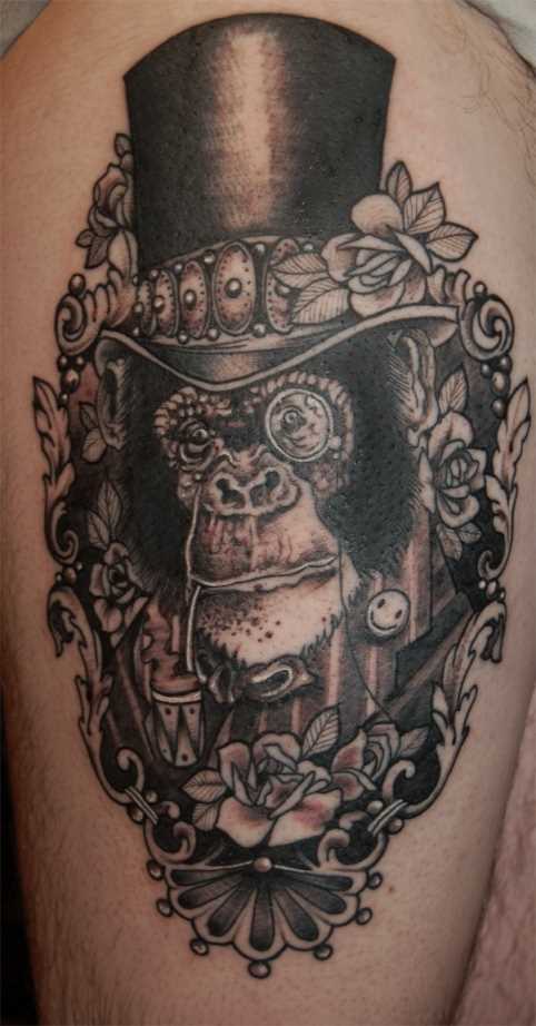 Tatuagem no quadril para o homem - macaco no chapéu