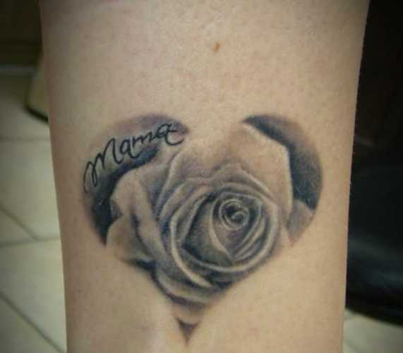 Tatuagem no tornozelo preto da menina - o coração, a rosa e a inscrição