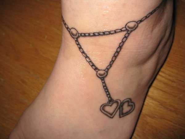 Tatuagem no tornozelo preto da menina - um colar com um coração