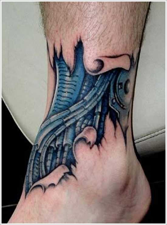 Tatuagem no tornozelo preto do cara no estilo de biomecânica