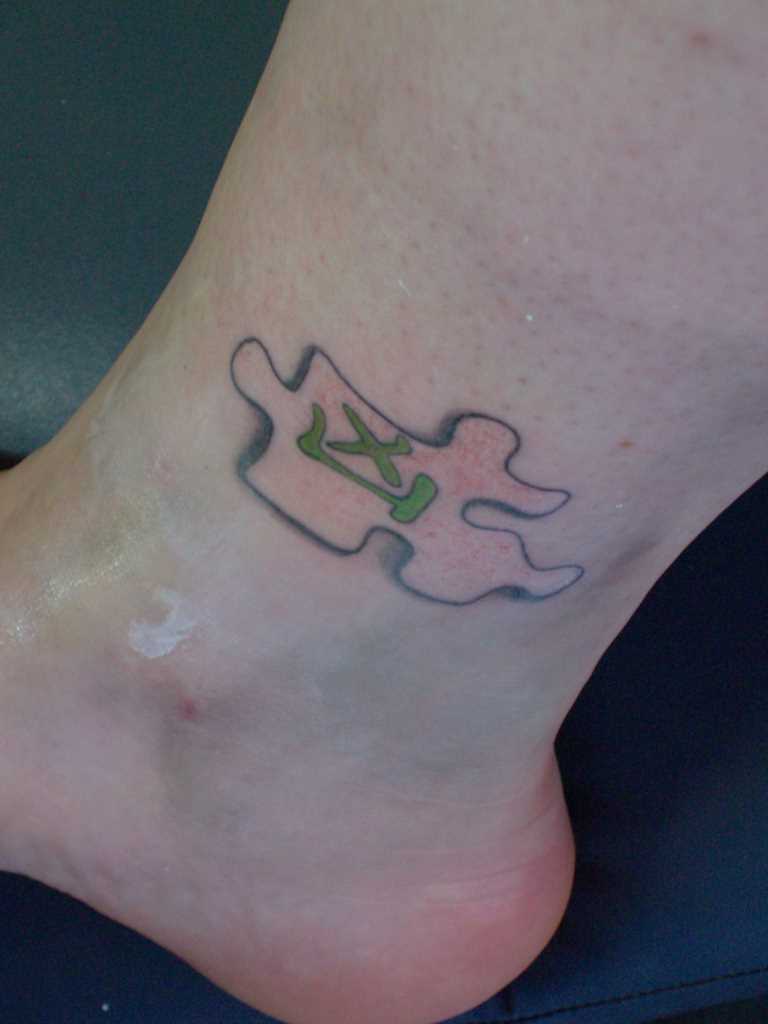 Tatuagem no tornozelo preto meninas - cabeça e o símbolo