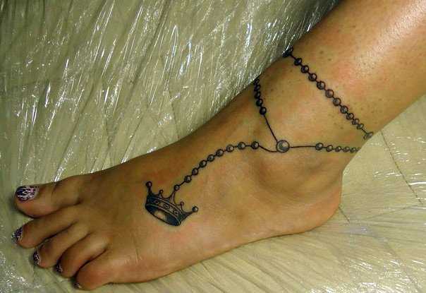 Tatuagem no tornozelo preto meninas cadeia com coroa