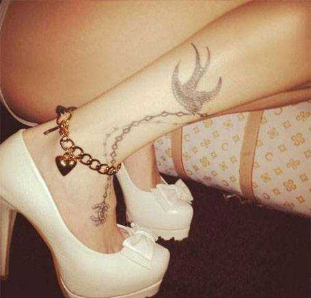 Tatuagem no tornozelo preto meninas - colar com um pingente e a andorinha