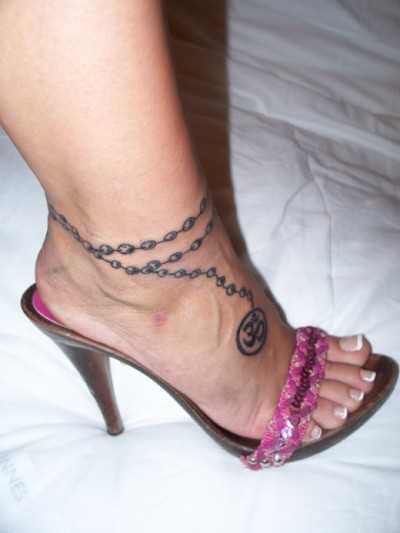 Tatuagem no tornozelo preto meninas - colar com um pingente em forma de símbolo Ohm
