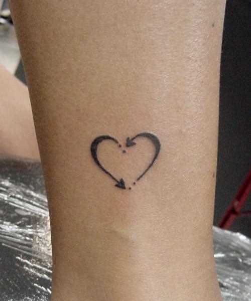 Tatuagem no tornozelo preto meninas - coração em forma de setas