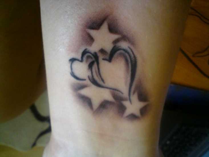 Tatuagem no tornozelo preto meninas - corações e estrelas