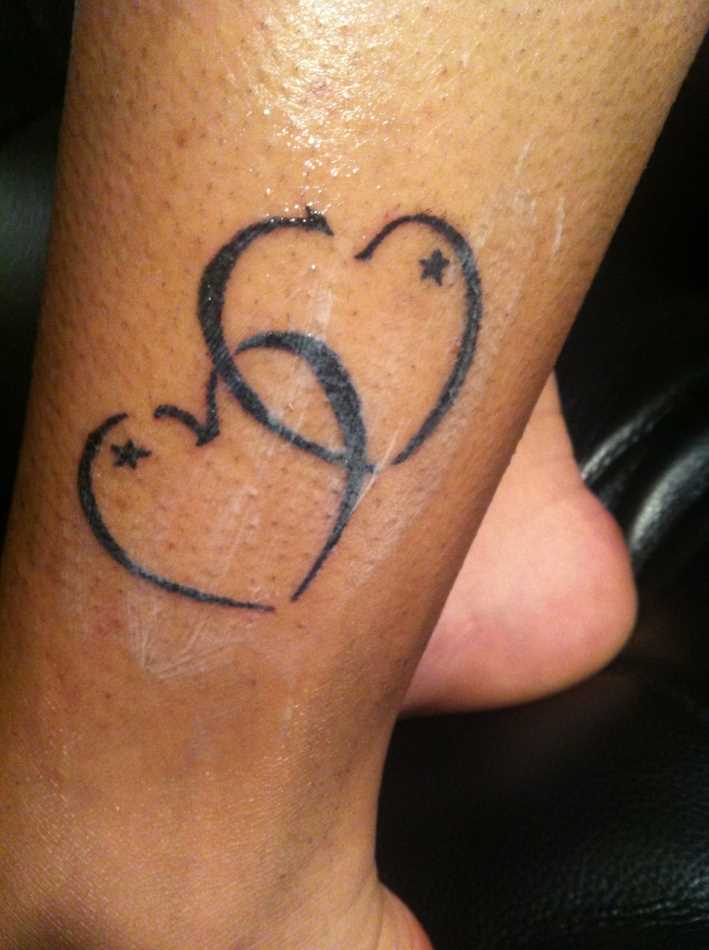 Tatuagem no tornozelo preto meninas - dois corações e estrelas