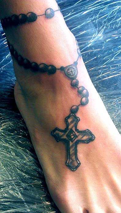 Tatuagem no tornozelo preto meninas no estilo chicano - rosário com a cruz