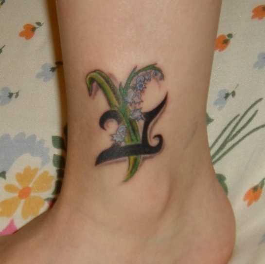 Tatuagem no tornozelo preto meninas - signo de gêmeos e lírios