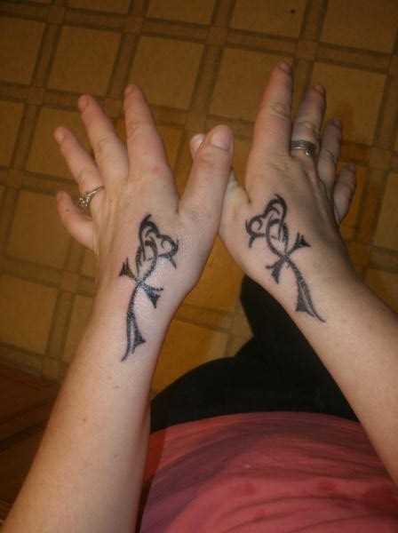 Tatuagem nos braços a menina - cruzes
