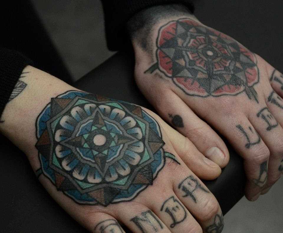 Tatuagem nos braços a menina - mandala