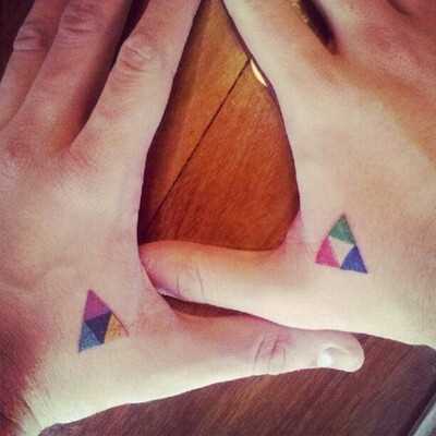 Tatuagem nos braços a menina - triângulos