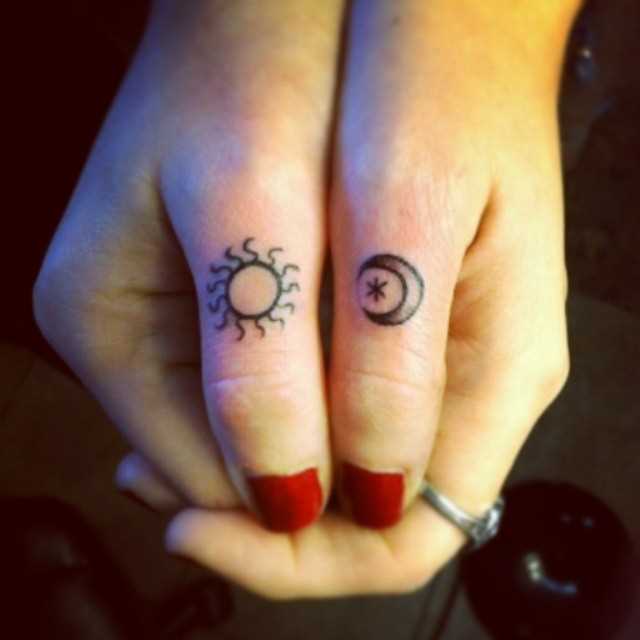 Tatuagem nos dedos da menina - da-lua e o sol