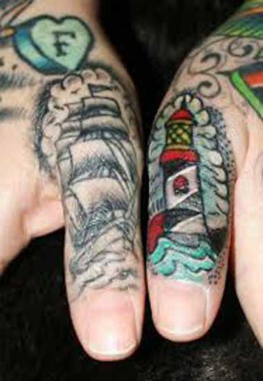 Tatuagem nos dedos de um cara - um farol e um navio