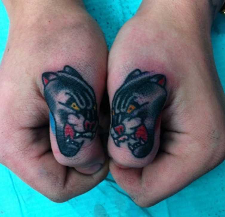 Tatuagem nos dedos de uma menina de cabeça panteras