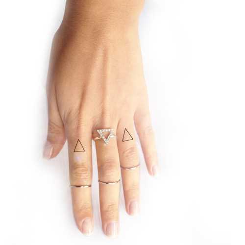 Tatuagem nos dedos de uma menina - triângulos