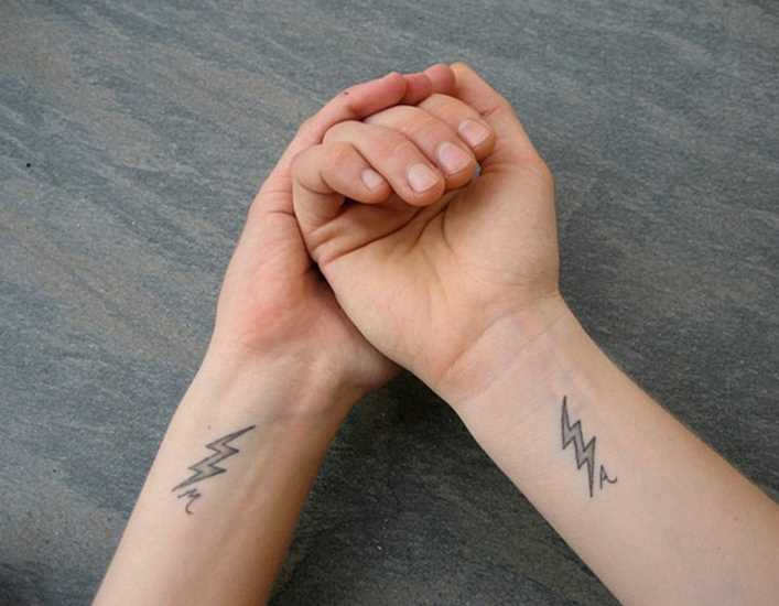 Tatuagem nos pulsos da menina e cara - de correr