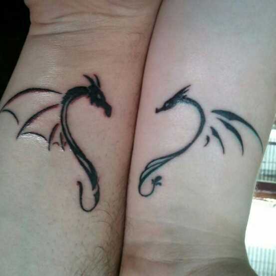 Tatuagem nos pulsos da menina e cara - de- dragão