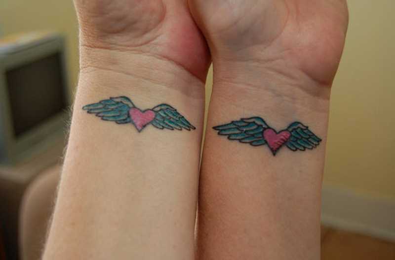 Tatuagem nos pulsos meninas de coração com asas