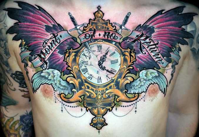 Tatuagem oldschool na cara no peito - relógio e asas
