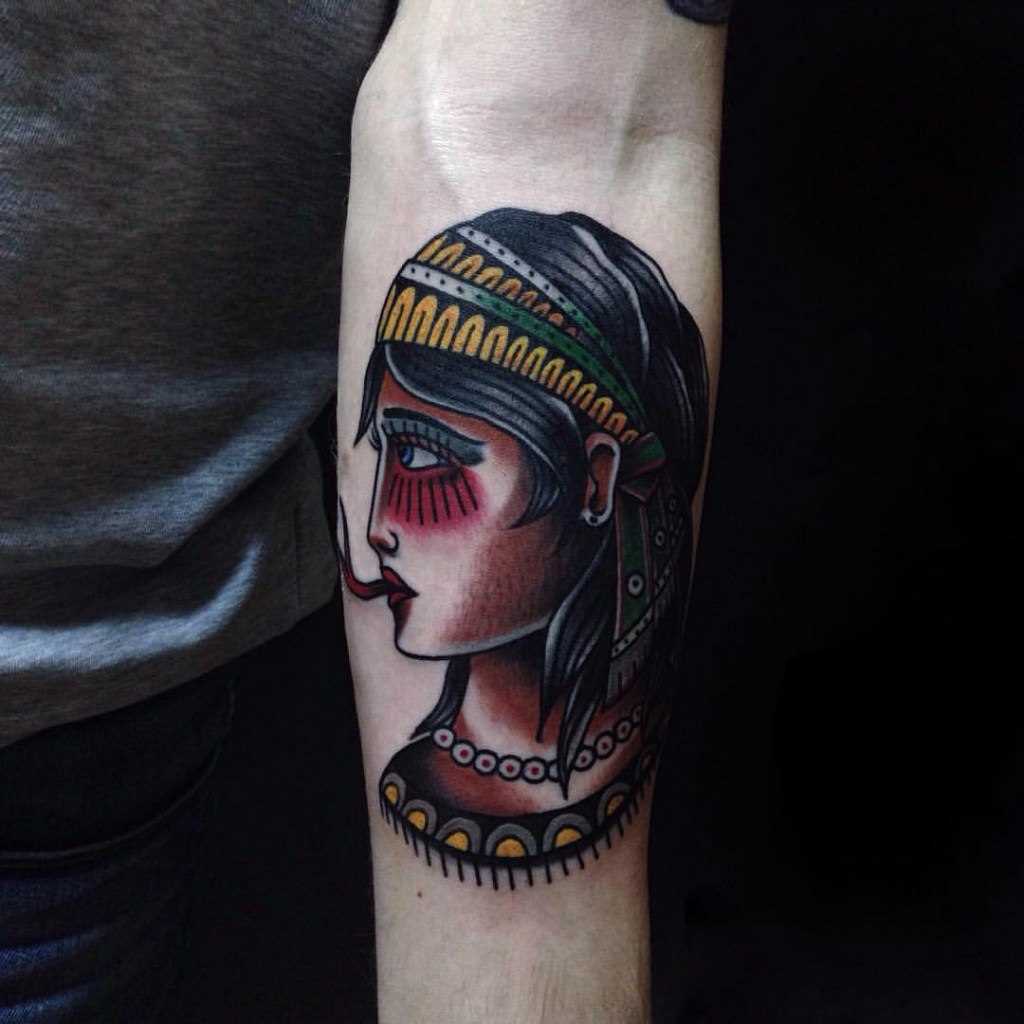 Tatuagem oldschool no antebraço cara - retrato de uma menina