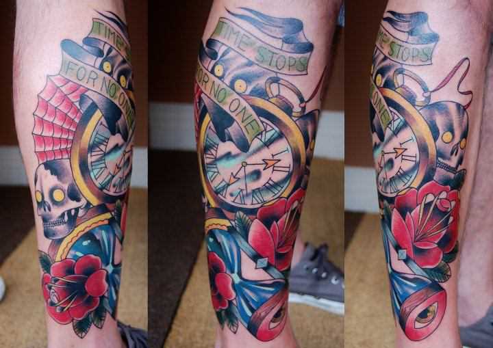 Tatuagem oldschool sobre a perna de um cara - de- relógio, do crânio e flores