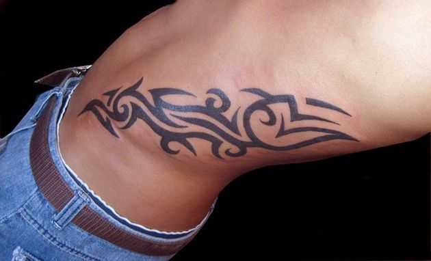 Tatuagem - padrões de estilo tribal sobre as costelas cara