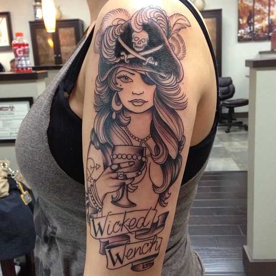 Tatuagem piratki no ombro da mulher