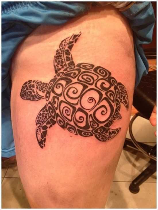 Tatuagem polinésia tartaruga na coxa da menina