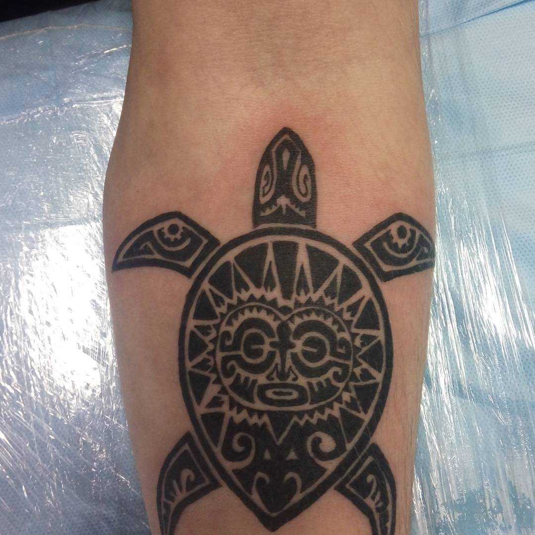 Tatuagem polinésia tartaruga no antebraço cara